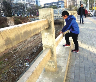 ����Ӷ��ֵĺӵ�������ȱ��һλСѧ�����ڻ�����